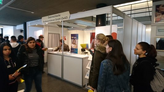 Der Messestand des OeAD mit Schülerinnen und Schülern.