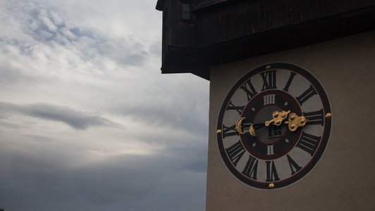 Eine Nahaufnahme von der Uhr, vom Grazer Uhrturm. Es ist 14:15.