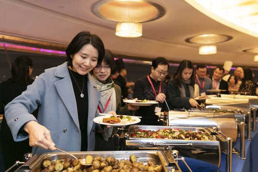 Weihnachtsparty der Alumnis in Shanghai: Gäste am Buffet.