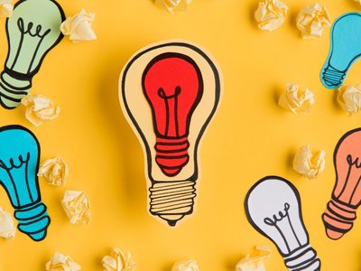 Gezeichnete Glühbirnen auf buntem Hintergrund