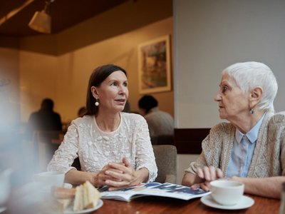 Zwei Personen im Gespräch