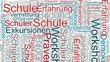 Eine Wordcloud um das Thema Extremismus. Wörter in rot und blau Tönen inkludiern: Schule, Pravention, Demokratie und mehr.