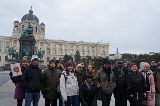 Gruppenbild am Maria-Theresien-Platz Wien vor Maria-Theresien-Denkmal