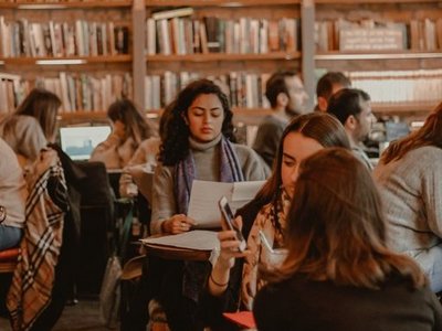 Menschen arbeiten in der Bibliothek