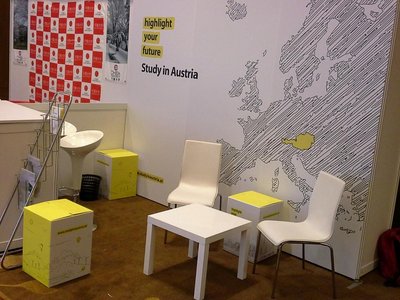 Der österreichische Messestand bei der APAIE in Kuala Lumpur: Hocker und Tische im Österreich-Design.