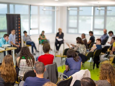 Diskussionrunde bei einem Wirtschaftsymposium