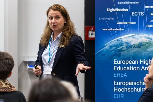Ligia Deca (National Commission for UNESCO, Romania) is presenting