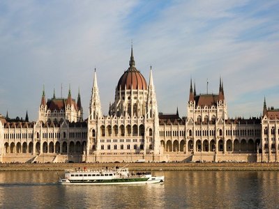 Parlamentsgebäude in Budapest, mit Fluss davor.