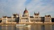 Parlamentsgebäude in Budapest, mit Fluss davor.