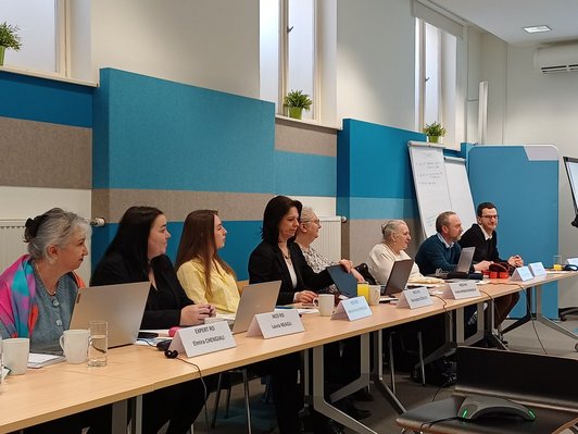 Personen beim Meeting