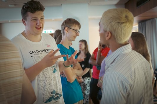 eine gruppe junger Menschen ist zu sehen 