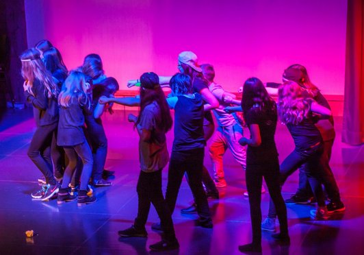 Kinder strecken ihre Fäuste anderen Kindern dramatisch entgegen