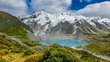 Aussicht auf Berge mit Schnee und einen See