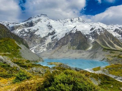 Aussicht auf Berge mit Schnee und einen See