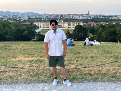 Mubarik Mahmood in front of Schönbrunn castle