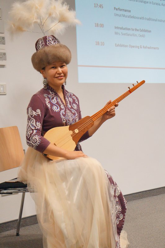 Musikerin der Koryo-saram mit Musikinstrument in traditioneller Bekleidung