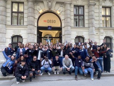 Group photo of new scholarship holders in front of the OeAD building in Vienna
