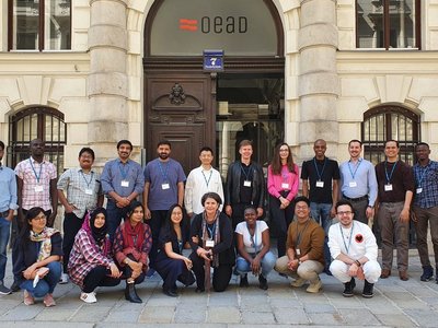 Gruppenfoto vor dem OeAD Haus