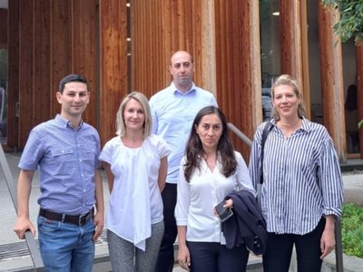 The project team (3 women, 2 men) stands on stairs in front of a BOKU building. 