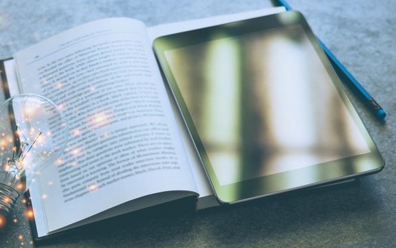 Tablet, Schulbuch und Glühbirne