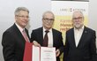 Carinthian Governor Peter Kaiser, Vladimir Wakounig and Episcopal Vicar Josef Marketz at the award ceremony.