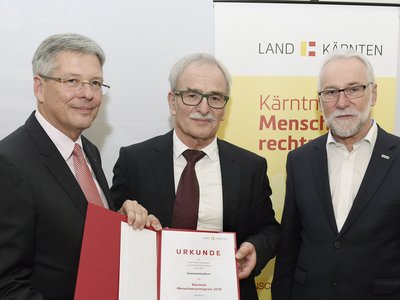 Carinthian Governor Peter Kaiser, Vladimir Wakounig and Episcopal Vicar Josef Marketz at the award ceremony.