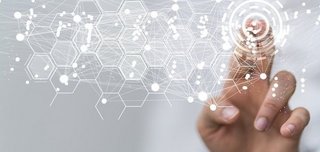 Hand die aus holografischen Waben etwas per Tippen auswählt