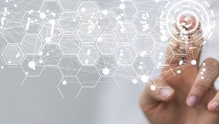 Hand die aus holografischen Waben etwas per Tippen auswählt