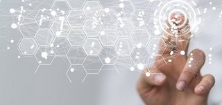 Hand die aus holografischen Waben etwas per Tippen auswählt