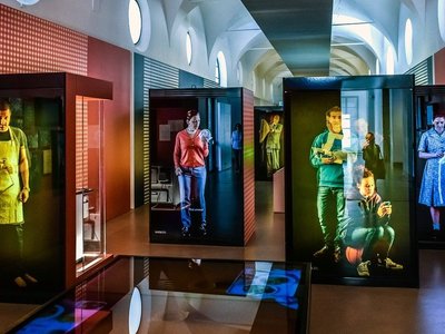 Ausstellung mit lebensgroßen Bildschirmen mit Menschen