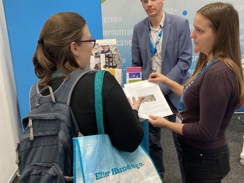 Menschen auf einer Messe