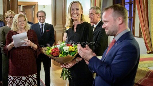 Ambassador Kirnbauer is given flowers