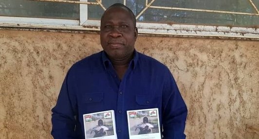 Raymond_Ouedraogo holding the new SUSFISHBook