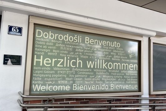 Willkommensschild in vielen verschiedenen Sprachen