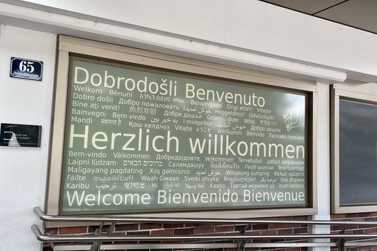 Willkommensschild in vielen Sprachen