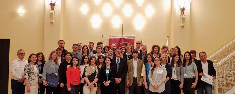 Gruppenbild von ca. 40 Seminarteilnehmer/innen in einer Hochschule in Tbilisi