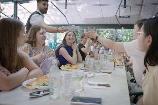 Junge Menschen sitzen gemeinsam am Tisch