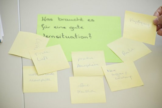 Post-its mit Workshop-Ergebnissen