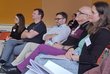 Frauen und Männer im Publikum