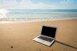 Laptop am Sandstrand