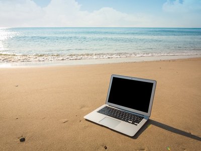 Laptop am Sandstrand