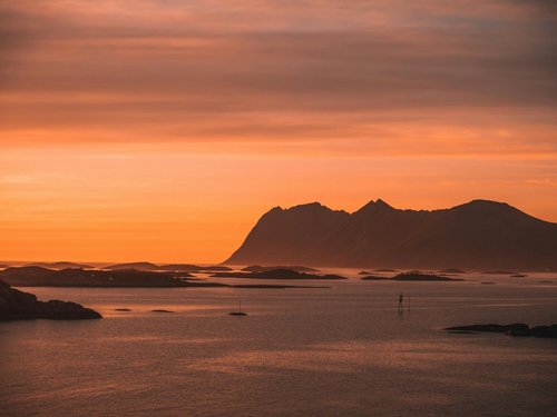 Ein Fjord in Norwegen bei Sonnenaufgang. 