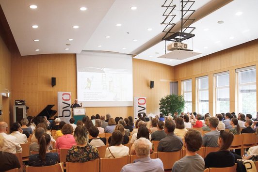 Saal bei Keynote mit vollbesetzten Reihen