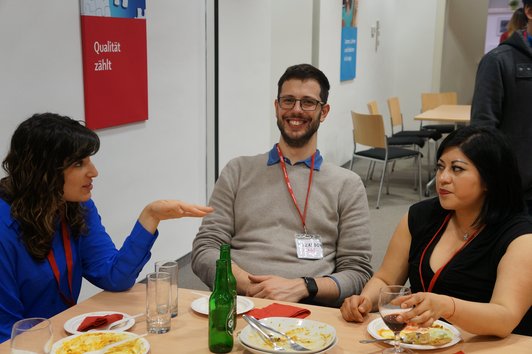 3 Personen beim Essen