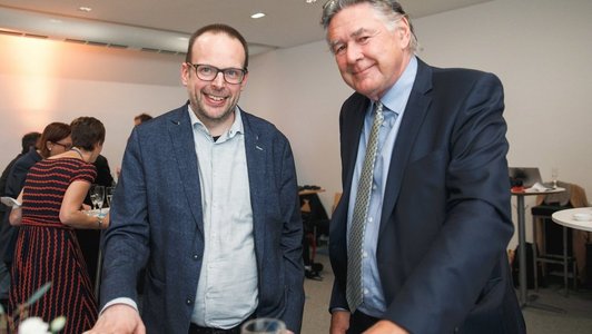 Jubiläumsveranstaltung 60 Jahre OeAD, zwei Herren stehen gemeinsam an einem Stehtisch.