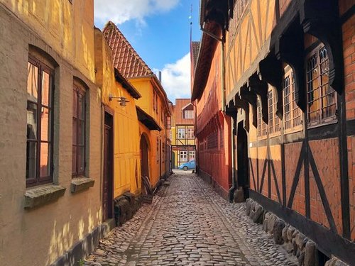Eine enge Gasse mit Fachwerkhäusern. 