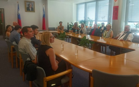 Stipendiatinnen und Stipendiaten sitzen mit ihren Eltern und mit Frau Svetlana Kim (OeAD) an einem ovalen Tisch