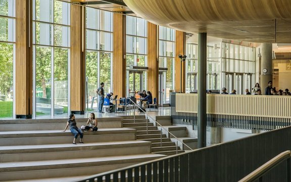 Foyer mit hohen Fenstern und Treppen