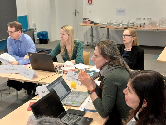 Meeting Personen am Tisch