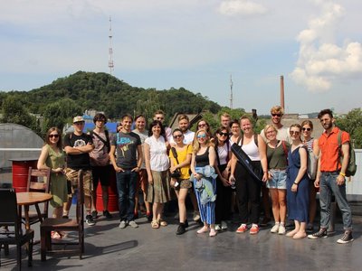 Group photo in Lemberg, with a mountain landscape in the background.